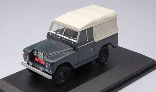 MODELLINO IN SCALA COMPATIBILE CON LAND ROVER SERIES II SWB SOFT TOP CANVAS RAF POLICE 1:43 OXFORD OXF43LR2S007