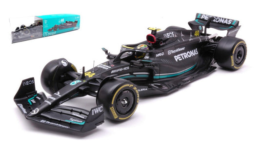 MODELLINO IN SCALA Burago COMPATIBILE CON MERCEDES F1 LEWIS HAMILTON 2023 W/HARD CASE 1:24 MODEL SCALE BU28028H 241217