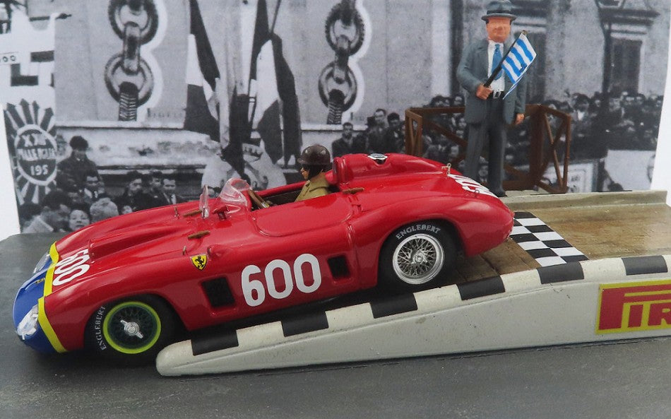 MODELLINO SCALA COMPATIBILE CON FERRARI 290 MM N.600 MILLE MIGLIA 1956 J.M.FANGIO START DIORAMA 1:43 ART MODEL AM0454D