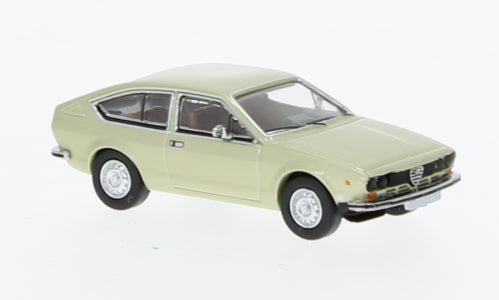 MODELLINO SCALA COMPATIBILE CON ALFA ROMEO ALFETTA GT 1974 LIGHT MET.GREEN 1:87 PREMIUM CLASSIXXS PCX870426