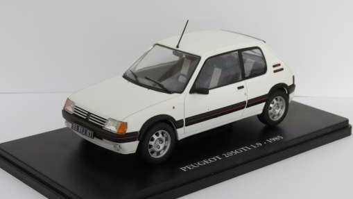 MODELLINO SCALA COMPATIBILE CON PEUGEOT 205 GTI 1.9 1985 WHITE 1:24 EDITORIA MAG24PEU205GTIW