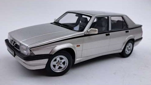 MODELLINO IN SCALA Triple 9 COMPATIBILE CON ALFA ROMEO 75 SILVER METALLIC 1:18 MODEL SCALE T9-1800472 241217