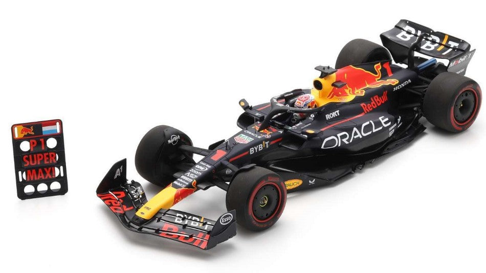 MODELLINO IN SCALA Spark Model COMPATIBILE CON RED BULL N.1 WINNER BRITISH GP 2023 MAX VERSTAPPEN WITH PIT BOARD 1:18 MODEL SCALE 18S902 241217