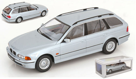 MODELLINO IN SCALA Triple 9 COMPATIBILE CON BMW 5-SERIES TOURING E39 1998 ARTIC SILVER 1:18 MODEL SCALE T9-1800390 241217