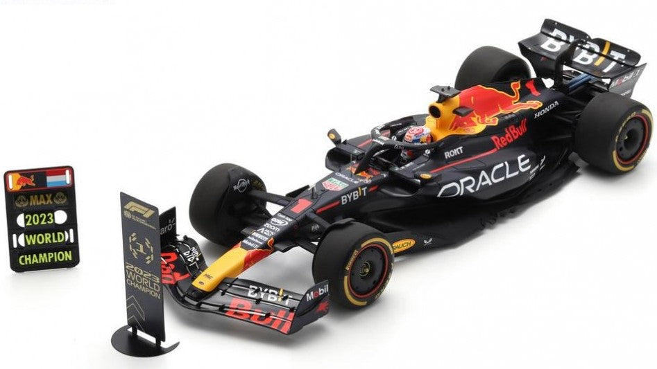 MODELLINO IN SCALA Spark Model COMPATIBILE CON RED BULL RB19 N.1 2nd QATAR GP 2023 F1 CHAMPION M.VERSTAPPEN W/BOARD1:18 MODEL SCALE 18S909 241217