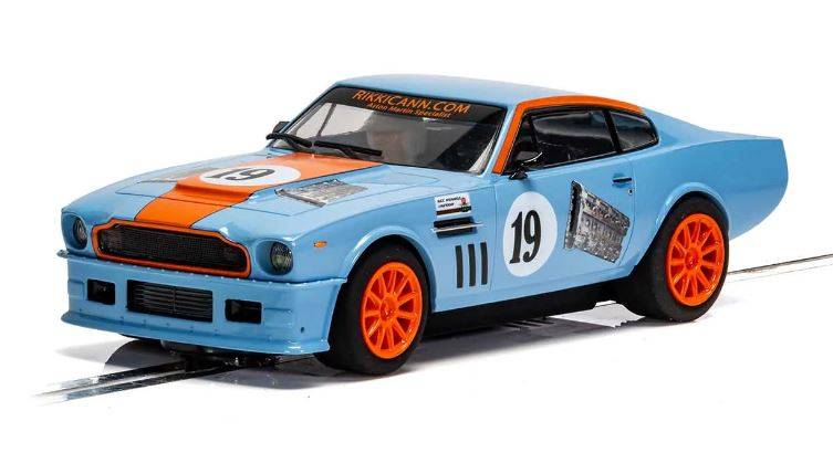 MODELLINO IN SCALA COMPATIBILE CON ASTON MARTIN V8 GULF EDITION RIKKI CANN RACING SLOT 1:32 SCALEXTRIC C4209