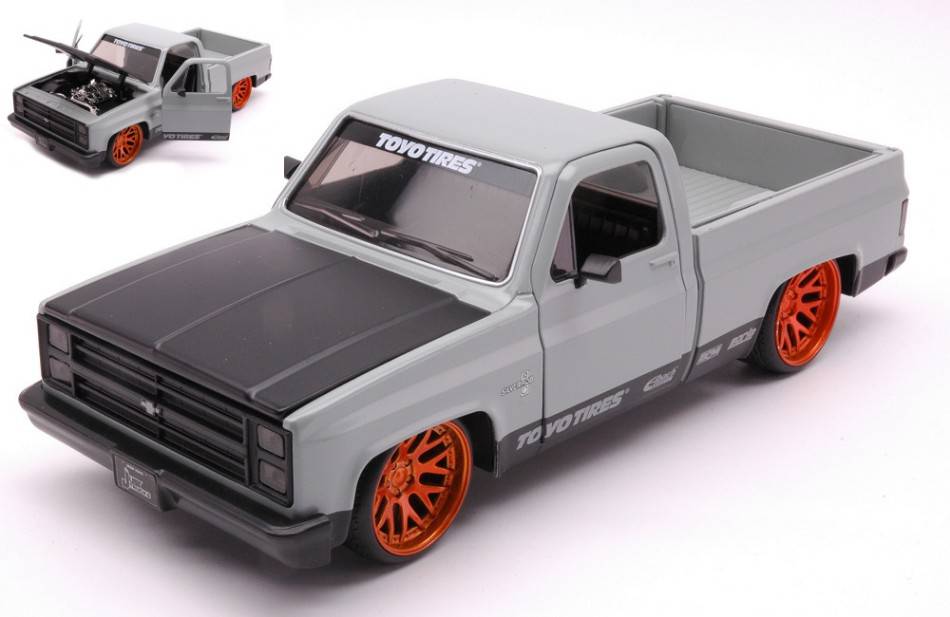 MODELLINO IN SCALA COMPATIBILE CON CHEVROLET C-10 PICK UP 1985 "TOYO TIRES" GREY/BLACK 1:24 JADA TOYS JADA33610