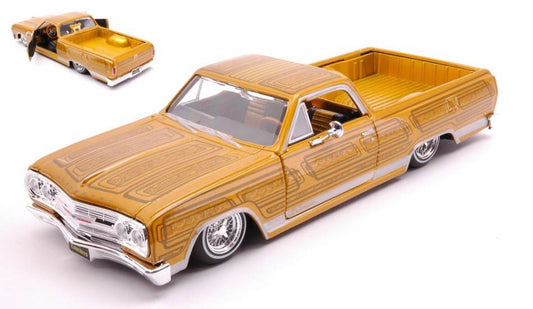 MODELLINO IN SCALA COMPATIBILE CON CHEVROLET EL CAMINO LOWRIDER 1965 GOLD 1:25 MAISTO MI32543