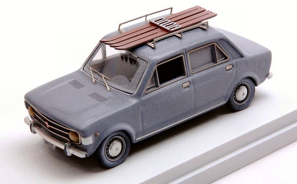 SCALE MODEL COMPATIBLE WITH FIAT 128 WINTER VACATION 1970 WITH SKI 1:43 RIO RI4681