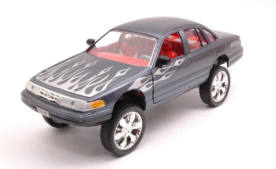 MODELLINO IN SCALA COMPATIBILE CON FORD CROWN VICTORIA 1998 GREY METALLIC W/FLAMES 1:24 MOTORMAX MTM79922GY