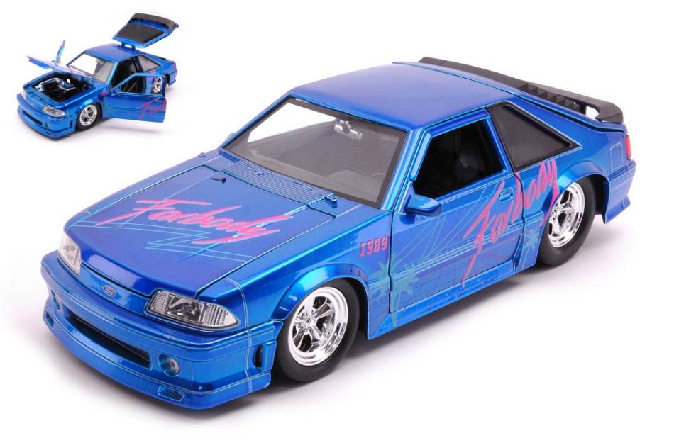 MODELLINO IN SCALA COMPATIBILE CON FORD MUSTANG GT "I LOVE THE 80s" CANDY BLUE 1:24 JADA TOYS JADA31379