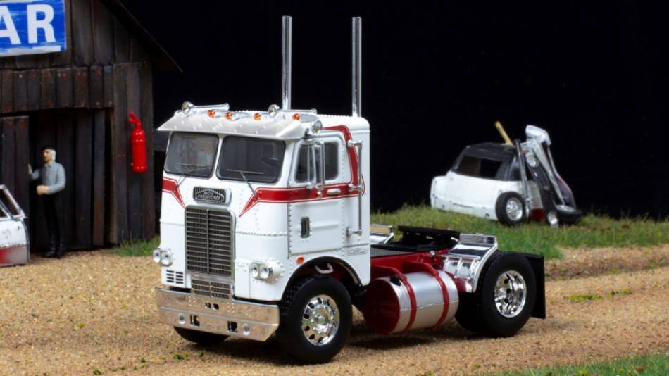 MODELE REDUIT COMPATIBLE AVEC FREIGHTLINER COE 1976 BLANC/ROUGE 1:43 IXO MODEL TR128