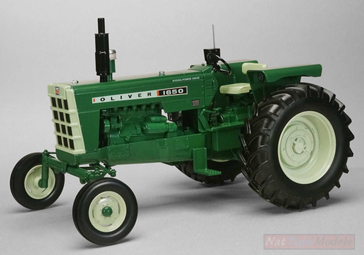 MODELLINO IN SCALA COMPATIBILE CON OLIVER 1650 WIDE FRONT DIESEL TRACTOR WITH RADIO 1:16 SPECCAST SCT655