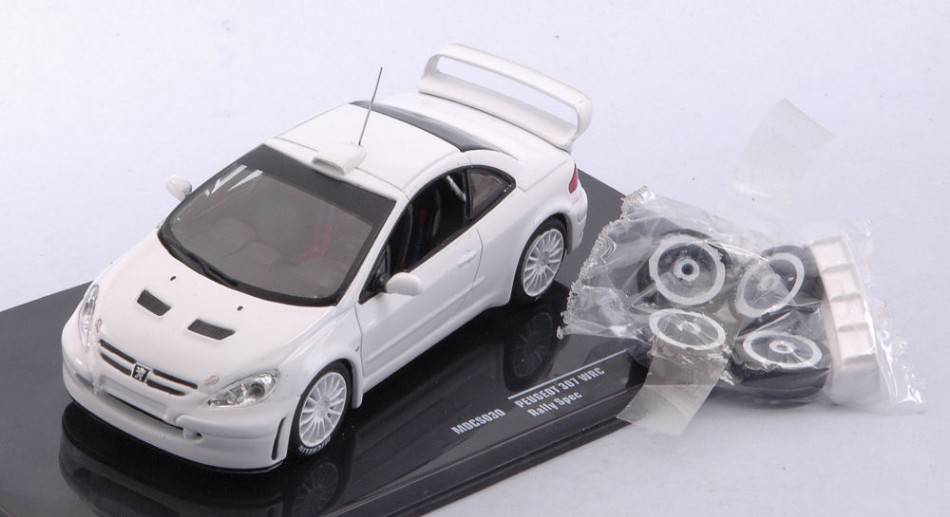 MODELLINO IN SCALA COMPATIBILE CON PEUGEOT 307 WRC WHITE 2 SET OF WHEELS AND TYRES AND EXTRA SPOILER 1:43 IXO MODEL MDCS030