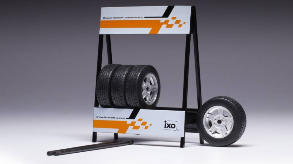 MODELLINO IN SCALA COMPATIBILE CON SET 4 WHEELS LADA VFTS MET.GREY 1:18
 IXO MODEL 18SET023