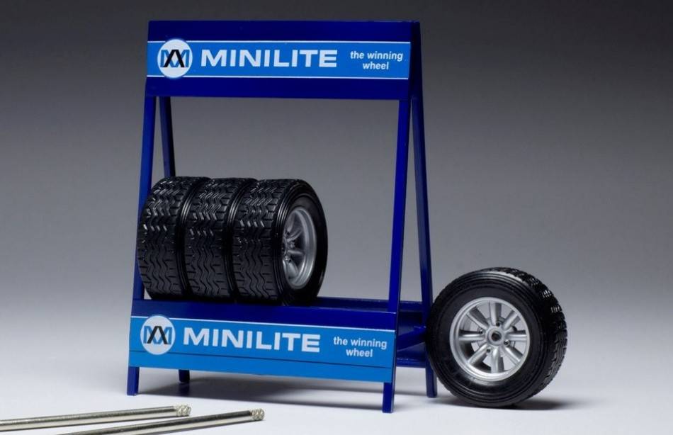 MODELLINO IN SCALA COMPATIBILE CON SET 4 WHEELS MINI LITE SILVER 1:18
 IXO MODEL 18SET010