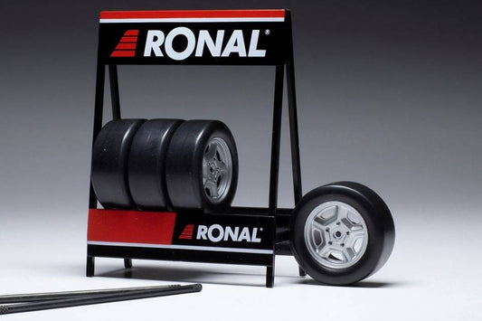 MODELLINO IN SCALA COMPATIBILE CON SET 4 WHEELS RONALD GM SILVER 1:18
 IXO MODEL 18SET018