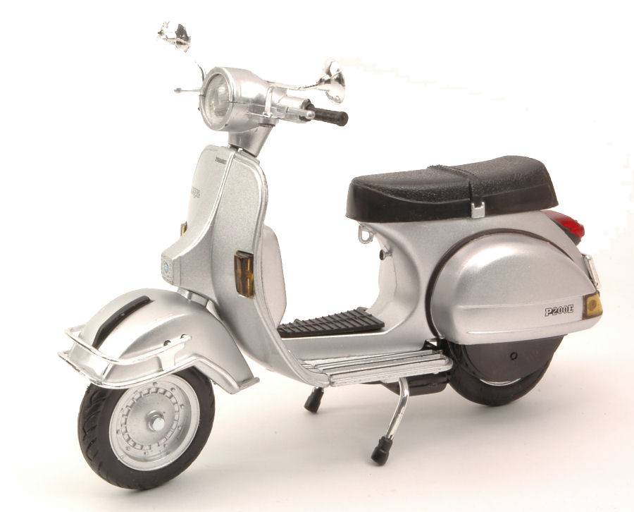 SCALE MODEL COMPATIBLE WITH VESPA P 200 E 1978 SILVER 1:12 NEW RAY NY42123S